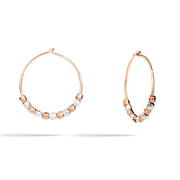 Orecchini a cerchio grande con mini granelli in oro rosa 9K e argento 925, dettaglio lucentezza e texture.